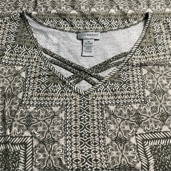 Catherine’s plus size sleeveless blouse size 3x. Length 31”.  Fancy neck area. - Picture 4 of 7